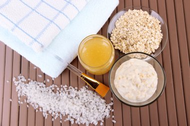 renk ahşap arka plan üzerinde yulaf ve bal ile ev yapımı yüz maskesi,