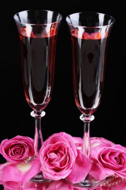 gözlük ve siyah izole Gül Pembe şarap ile kompozisyon