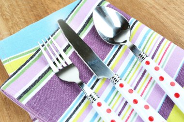 Mutfak bıçakları peçete ahşap masa üzerinde üzerinde