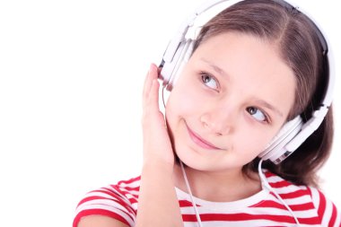 güzel küçük bir kız üzerinde beyaz izole müzik dinlemek