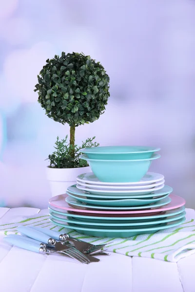 Limpar pratos com flor na mesa de madeira no fundo natural — Fotografia de Stock