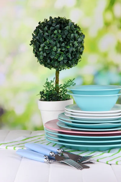 Limpar pratos com flor na mesa de madeira no fundo natural — Fotografia de Stock