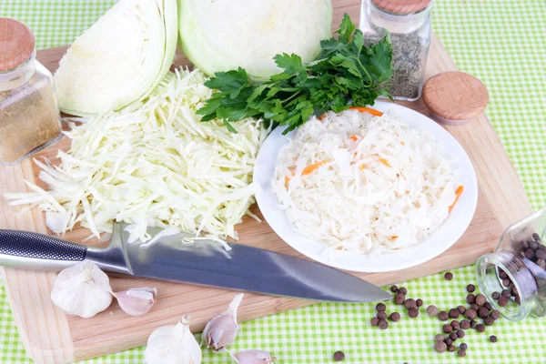 Composição com repolho fresco e marinado (chucrute), especiarias, em fundo de guardanapo de cor — Fotografia de Stock