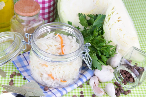 Composição com repolho fresco e marinado (chucrute), especiarias, na mesa de madeira, no fundo do guardanapo de cor — Fotografia de Stock