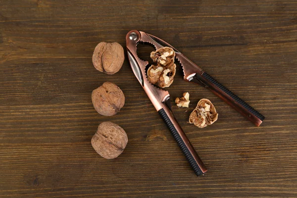 Cascanueces y nueces aisladas sobre fondo blanco — Foto de Stock