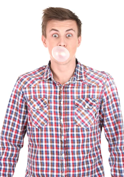 Genç adam sakız üzerine beyaz izole kabarcık üfleme — Stok fotoğraf