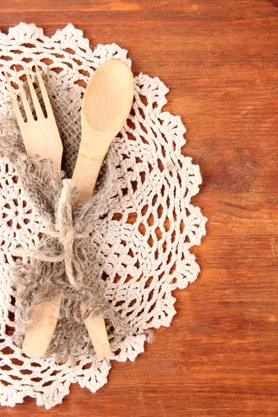 Cucchiaio e forchetta sul tavolo di legno — Foto Stock