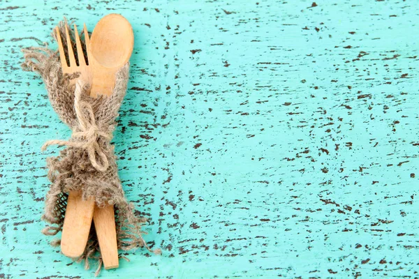 Cuchara y tenedor sobre mesa de madera — Foto de Stock