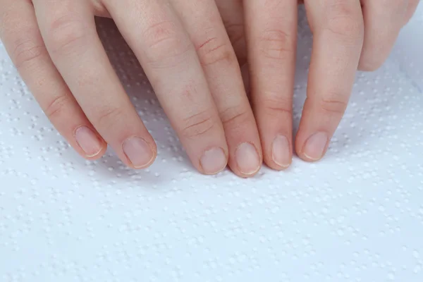 Femme aveugle lire le livre écrit en braille — Photo