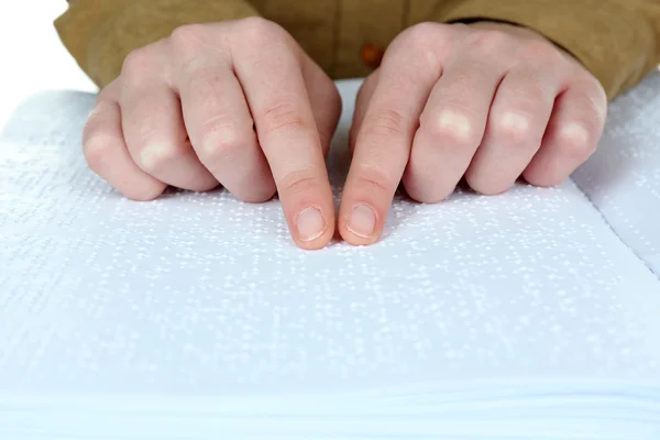 Mujer ciega leer libro escrito en Braille — Foto de Stock