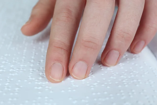 Kobieta ślepy Przeczytaj książki pisane alfabetem Braille'a — Zdjęcie stockowe