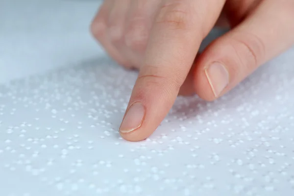 Mujer ciega leer libro escrito en Braille — Foto de Stock