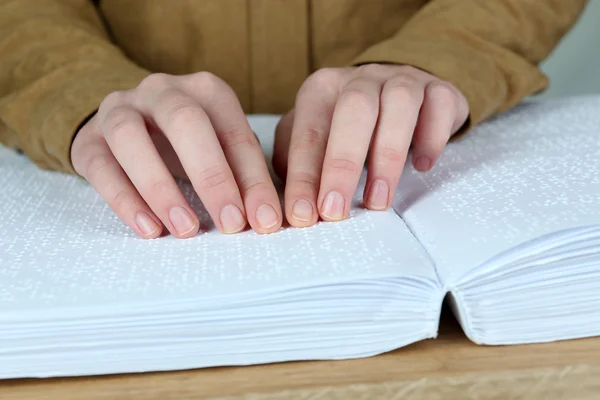 Mujer ciega leer libro escrito en Braille —  Fotos de Stock