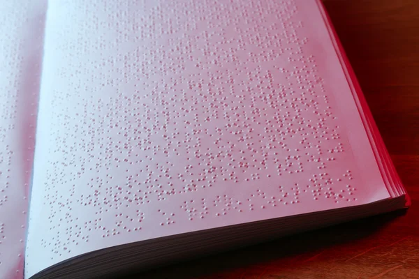 Książka napisana w alfabecie Braille'a dla osób niewidomych — Zdjęcie stockowe