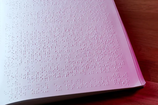 Książka napisana w alfabecie Braille'a dla osób niewidomych — Zdjęcie stockowe