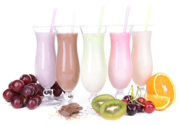 Mléčné koktejly s ovocem izolovaných na bílém — Stock fotografie
