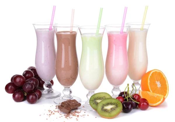 Milkshake med frukter isolerad på vit — Stockfoto