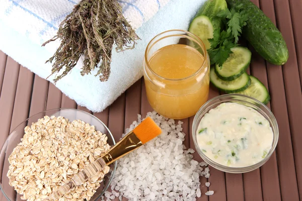 Máscaras faciales caseras con ingredientes naturales, sobre fondo de madera de color —  Fotos de Stock