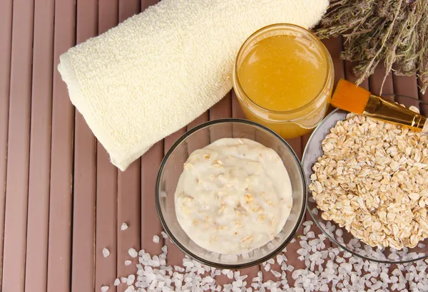 Homemade facial mask with oats and honey,on color wooden background — Stock Photo, Image