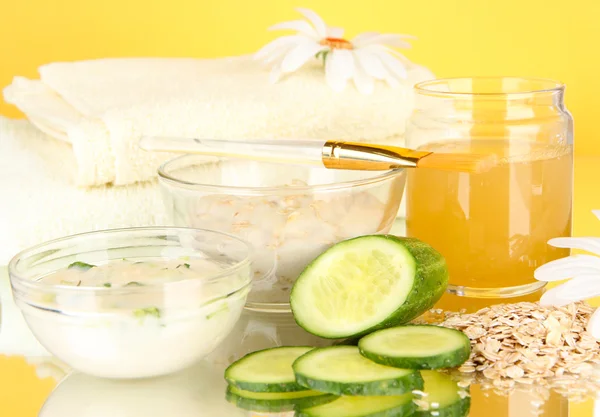 Zelfgemaakte gezichts maskers met natuurlijke ingrediënten, op een achtergrond met kleur — Stockfoto