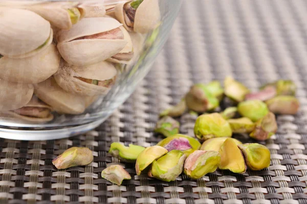 Pistaches dans un bol en verre sur la table fermer — Photo