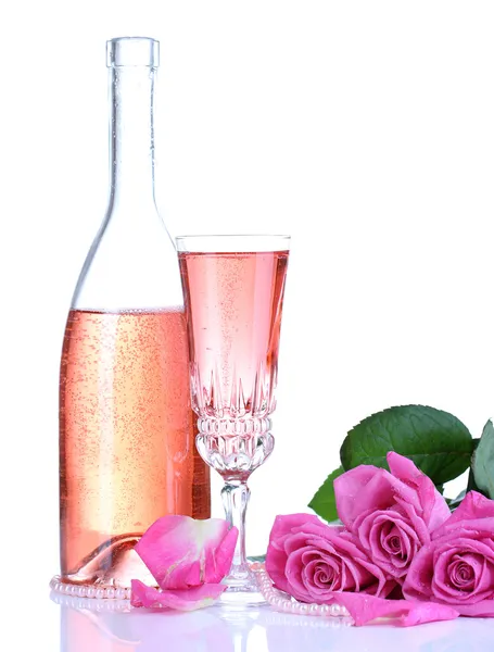 Samenstelling met roze sparkle wijn in glazen fles en roze rozen geïsoleerd op wit — Stockfoto