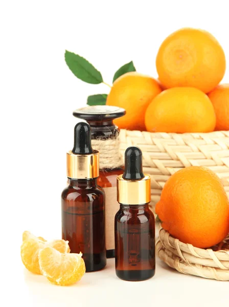 Olejek eteryczny z mandarynek i mandarynki, na białym tle — Zdjęcie stockowe