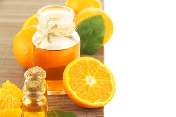 Ätherisches Mandarinenöl und Mandarinen, isoliert auf weiß — Stockfoto