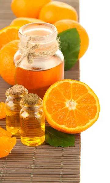 Tangerine etherische olie en mandarijnen, geïsoleerd op wit — Stockfoto