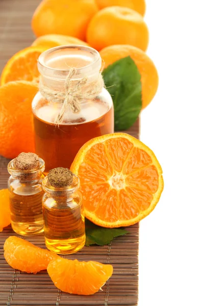 Aceite esencial de mandarina y mandarinas, aislados en blanco —  Fotos de Stock