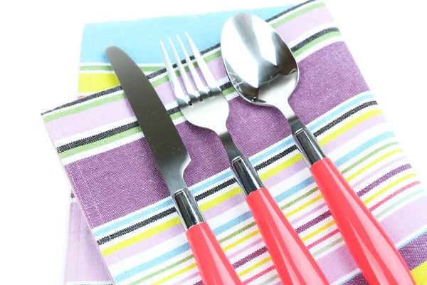 Talheres de cozinha em guardanapo de cor de perto — Fotografia de Stock