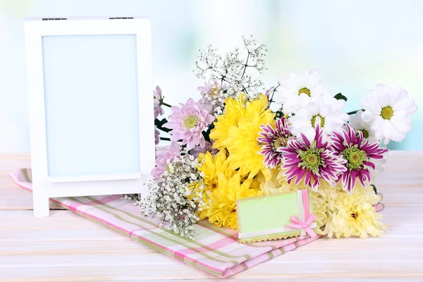 Hermosas flores de crisantemo en la mesa sobre fondo claro — Foto de Stock