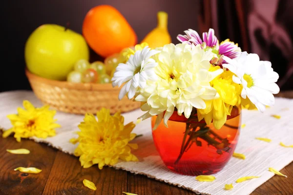 Mooie chrysant bloemen in vaas op tafel op donkere achtergrond — Stockfoto