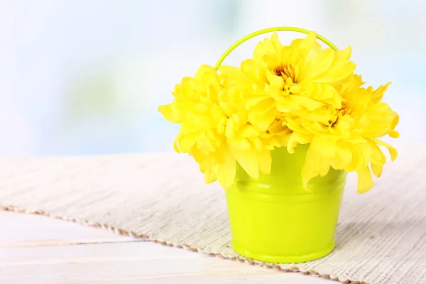 Güzel kasımpatı çiçekleri açık renkli masaya kovanın içinde — Stok fotoğraf