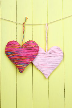 Ahşap arka planda dekoratif kalp