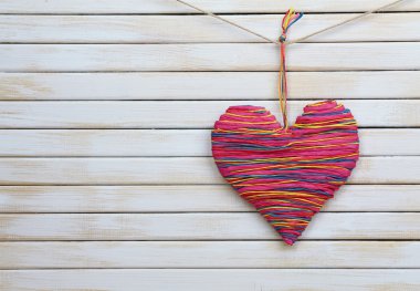 Ahşap arka planda dekoratif kalp