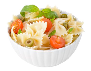 lezzetli pasta plaka üzerinde beyaz izole domates ile