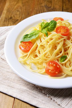 leziz spagetti domates plaka üzerinde tablo yakın çekim