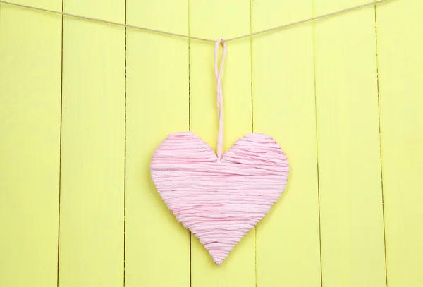 Corazón decorativo sobre fondo de madera —  Fotos de Stock