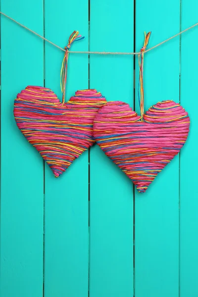 Corazón decorativo sobre fondo de madera — Foto de Stock