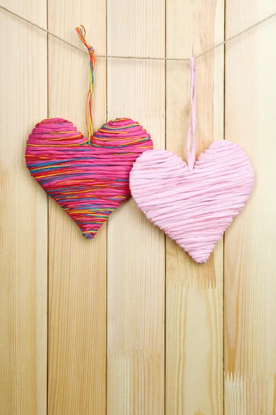 Dekorativní srdce na dřevěném pozadí — Stock fotografie