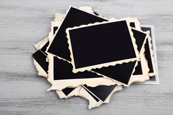 Fotos antiguas en blanco sobre fondo de madera de color — Foto de Stock