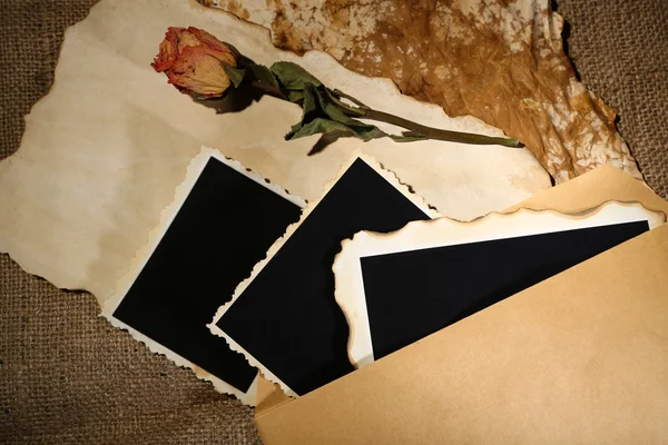 Boş eski fotoğrafları, kağıt, mektup üstünde çul arka plan ile kompozisyon — Stok fotoğraf