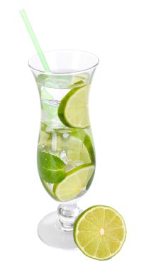 limon ve nane üzerinde beyaz izole kokteyl bardak