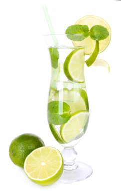 limon ve nane üzerinde beyaz izole kokteyl bardak