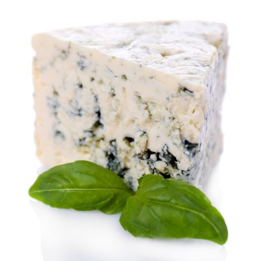 Fesleğenli üzerinde beyaz izole lezzetli mavi peynir