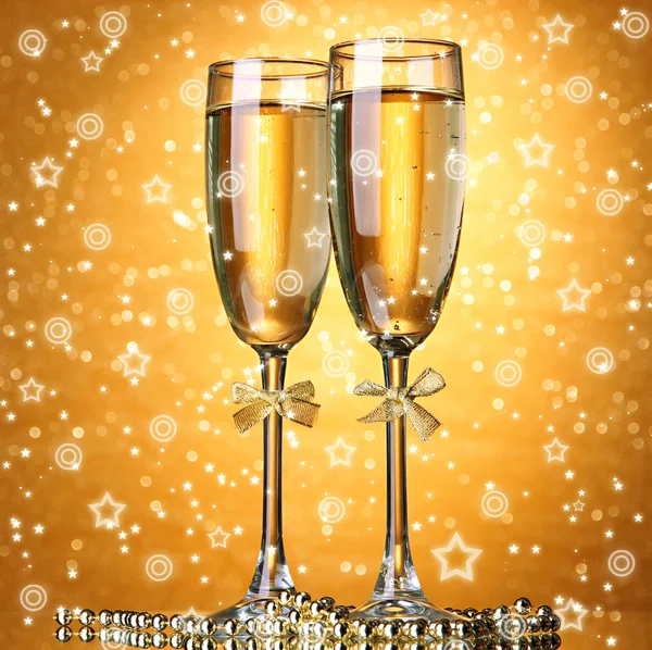 Two glasses of champagne on bright background with lights — Stock Photo, Image