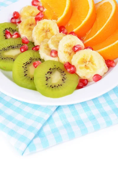 Frutas frescas dulces en el plato en primer plano de la mesa — Foto de Stock