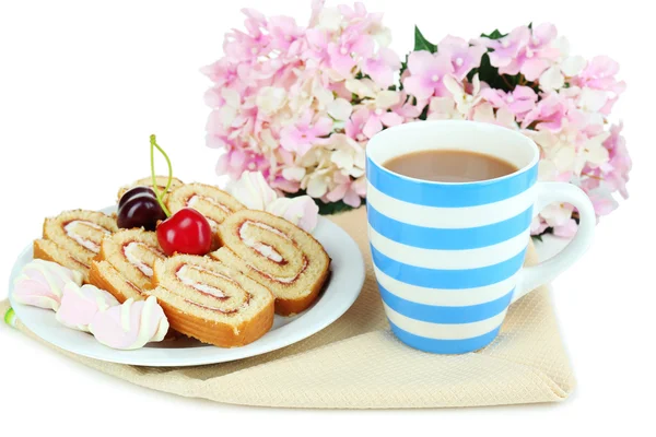 Taza de té y dulces aislados en blanco — Foto de Stock