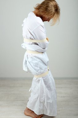 Boğazı-ceket gri arka plan üzerine Zihinsel hastalıklı bir adam